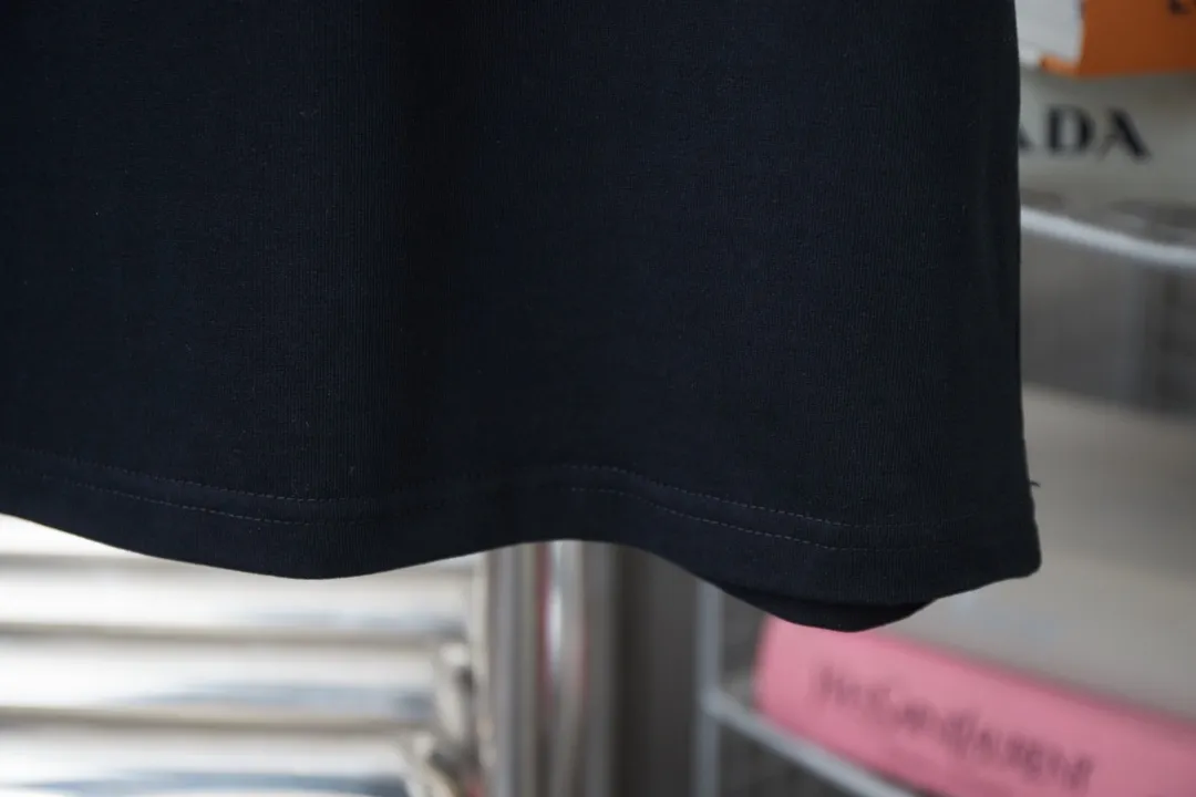 🅿️220 Ch*ome Hearte 25SS early spring new model, Ch*ome Hearte leather short sleeves, light luxury, essential item for daily commuting for men and women, correct version, welcome to compare, detailed features · 320g 100% cotton double yarn jersey fabric · Custom dyed in the same vat, special thickened 32 pieces double-strand 1X1 thread · Ch*ome Hearte leather patch ➕Imported Australian matte pearl diamonds · Three-dimensional flocking Crow heart pattern on the front side · Double-needle stitching across seams · Original main mark, washed tag, branded moisture-proof paper packaging Color: Black/White Size: S/M/L/XL